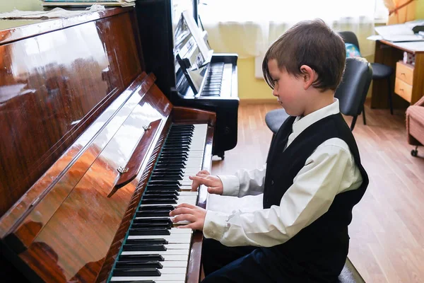 Portret Dziecka Grającego Fortepianie Młody Chłopiec Uczący Się Muzyki Fortepianem — Zdjęcie stockowe