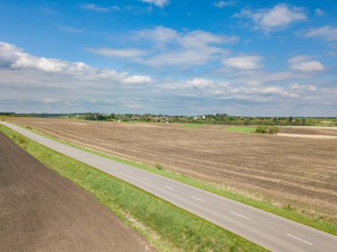 Bulutlarda gün batımı, ufukta güneş ışığı...