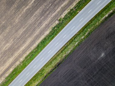 Başarılı bir iş yönetimi ve başarı motivasyon metaforu olarak düz bir yoldan yukarıya doğru yönelir..