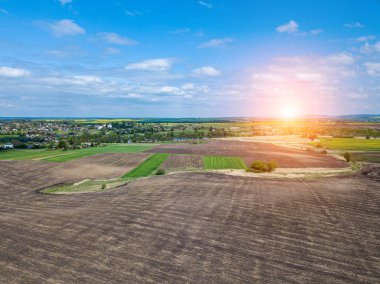 Bulutlarda gün batımı, ufukta güneş ışığı...