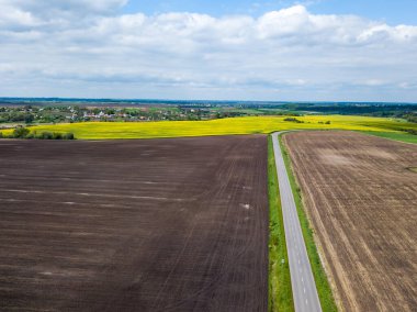 Bulutlarda gün batımı, ufukta güneş ışığı...