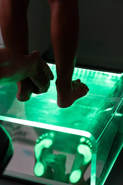 Ortopedik taban. Ortopedist hastayla çalışıyor. Ortopedi kliniği. Ortopedi kliniğinde taban seçimi. Ortopedist hastaya tabanı sunar.