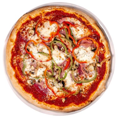 Amerikan pizza quattro staggioni, mozzarella ve domates sosu. Tahta bir masada pizza, domatesli sarımsaklı biber.