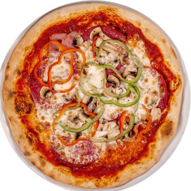 Amerikan pizza quattro staggioni, mozzarella ve domates sosu. Tahta bir masada pizza, domatesli sarımsaklı biber.