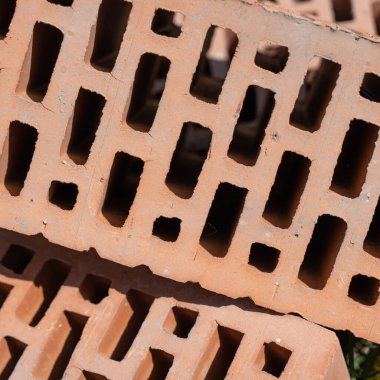 Kil kırmızı tuğla beyaz arka planda izole edilmiş. İnşaat tuğlası beyaza izole edildi