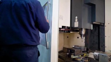 üretilen hidrolik silindirler, adım adım, metal üretimi, silindir montajı, yüksek basınçlı sanayi fabrikası iş akışı, kalite kontrolü, ağır makineler, çelik hidrolik sistemleri