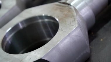 üretilen hidrolik silindirler, adım adım, metal üretimi, silindir montajı, yüksek basınçlı sanayi fabrikası iş akışı, kalite kontrolü, ağır makineler, çelik hidrolik sistemleri