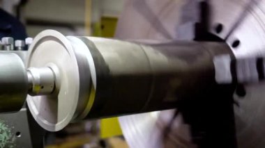 birincil hidrolik silindirler, üretim süreci, hassasiyet makineleri, metal üretimi, silindir montaj yüksek basınç testi, fabrika iş akışı, kalite kontrolü, metal bileşenler