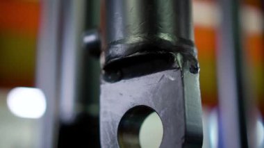 birincil hidrolik silindirler, üretim süreci, hassasiyet makineleri, metal üretimi, silindir montaj yüksek basınç testi, fabrika iş akışı, kalite kontrolü, metal bileşenler