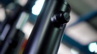 birincil hidrolik silindirler, üretim süreci, hassasiyet makineleri, metal üretimi, silindir montaj yüksek basınç testi, fabrika iş akışı, kalite kontrolü, metal bileşenler