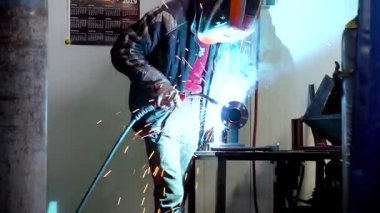 birincil hidrolik silindirler, üretim süreci, hassasiyet makineleri, metal üretimi, silindir montaj yüksek basınç testi, fabrika iş akışı, kalite kontrolü, metal bileşenler