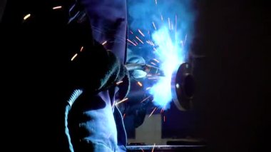 birincil hidrolik silindirler, üretim süreci, hassasiyet makineleri, metal üretimi, silindir montaj yüksek basınç testi, fabrika iş akışı, kalite kontrolü, metal bileşenler