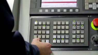 üretilen hidrolik silindirler, adım adım, metal üretimi, silindir montajı, yüksek basınçlı sanayi fabrikası iş akışı, kalite kontrolü, ağır makineler, çelik hidrolik sistemleri