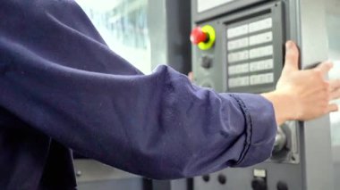 üretilen hidrolik silindirler, adım adım, metal üretimi, silindir montajı, yüksek basınçlı sanayi fabrikası iş akışı, kalite kontrolü, ağır makineler, çelik hidrolik sistemleri