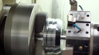 üretilen hidrolik silindirler, adım adım, metal üretimi, silindir montajı, yüksek basınçlı sanayi fabrikası iş akışı, kalite kontrolü, ağır makineler, çelik hidrolik sistemleri