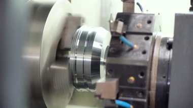 üretilen hidrolik silindirler, adım adım, metal üretimi, silindir montajı, yüksek basınçlı sanayi fabrikası iş akışı, kalite kontrolü, ağır makineler, çelik hidrolik sistemleri