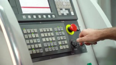 üretilen hidrolik silindirler, adım adım, metal üretimi, silindir montajı, yüksek basınçlı sanayi fabrikası iş akışı, kalite kontrolü, ağır makineler, çelik hidrolik sistemleri