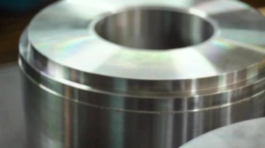 üretilen hidrolik silindirler, adım adım, metal üretimi, silindir montajı, yüksek basınçlı sanayi fabrikası iş akışı, kalite kontrolü, ağır makineler, çelik hidrolik sistemleri