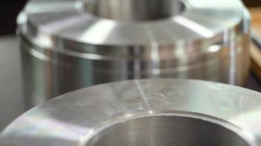 üretilen hidrolik silindirler, adım adım, metal üretimi, silindir montajı, yüksek basınçlı sanayi fabrikası iş akışı, kalite kontrolü, ağır makineler, çelik hidrolik sistemleri