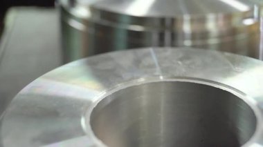 üretilen hidrolik silindirler, adım adım, metal üretimi, silindir montajı, yüksek basınçlı sanayi fabrikası iş akışı, kalite kontrolü, ağır makineler, çelik hidrolik sistemleri