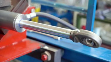 üretilen hidrolik silindirler, adım adım, metal üretimi, silindir montajı, yüksek basınçlı sanayi fabrikası iş akışı, kalite kontrolü, ağır makineler, çelik hidrolik sistemleri