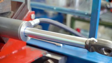 üretilen hidrolik silindirler, adım adım, metal üretimi, silindir montajı, yüksek basınçlı sanayi fabrikası iş akışı, kalite kontrolü, ağır makineler, çelik hidrolik sistemleri