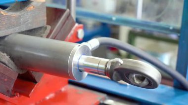 üretilen hidrolik silindirler, adım adım, metal üretimi, silindir montajı, yüksek basınçlı sanayi fabrikası iş akışı, kalite kontrolü, ağır makineler, çelik hidrolik sistemleri