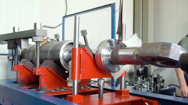 üretilen hidrolik silindirler, adım adım, metal üretimi, silindir montajı, yüksek basınçlı sanayi fabrikası iş akışı, kalite kontrolü, ağır makineler, çelik hidrolik sistemleri