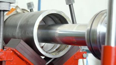 üretilen hidrolik silindirler, adım adım, metal üretimi, silindir montajı, yüksek basınçlı sanayi fabrikası iş akışı, kalite kontrolü, ağır makineler, çelik hidrolik sistemleri