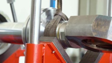 üretilen hidrolik silindirler, adım adım, metal üretimi, silindir montajı, yüksek basınçlı sanayi fabrikası iş akışı, kalite kontrolü, ağır makineler, çelik hidrolik sistemleri