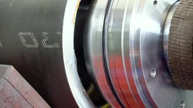 üretilen hidrolik silindirler, adım adım, metal üretimi, silindir montajı, yüksek basınçlı sanayi fabrikası iş akışı, kalite kontrolü, ağır makineler, çelik hidrolik sistemleri