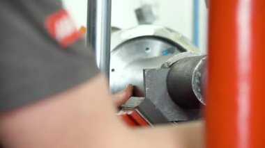 üretilen hidrolik silindirler, adım adım, metal üretimi, silindir montajı, yüksek basınçlı sanayi fabrikası iş akışı, kalite kontrolü, ağır makineler, çelik hidrolik sistemleri