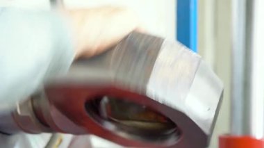 üretilen hidrolik silindirler, adım adım, metal üretimi, silindir montajı, yüksek basınçlı sanayi fabrikası iş akışı, kalite kontrolü, ağır makineler, çelik hidrolik sistemleri