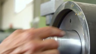 üretilen hidrolik silindirler, adım adım, metal üretimi, silindir montajı, yüksek basınçlı sanayi fabrikası iş akışı, kalite kontrolü, ağır makineler, çelik hidrolik sistemleri