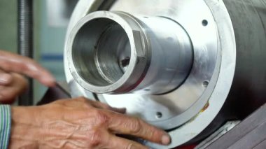 üretilen hidrolik silindirler, adım adım, metal üretimi, silindir montajı, yüksek basınçlı sanayi fabrikası iş akışı, kalite kontrolü, ağır makineler, çelik hidrolik sistemleri