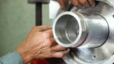 üretilen hidrolik silindirler, adım adım, metal üretimi, silindir montajı, yüksek basınçlı sanayi fabrikası iş akışı, kalite kontrolü, ağır makineler, çelik hidrolik sistemleri