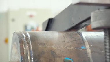 üretilen hidrolik silindirler, adım adım, metal üretimi, silindir montajı, yüksek basınçlı sanayi fabrikası iş akışı, kalite kontrolü, ağır makineler, çelik hidrolik sistemleri