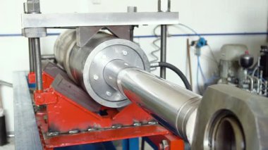 üretilen hidrolik silindirler, adım adım, metal üretimi, silindir montajı, yüksek basınçlı sanayi fabrikası iş akışı, kalite kontrolü, ağır makineler, çelik hidrolik sistemleri