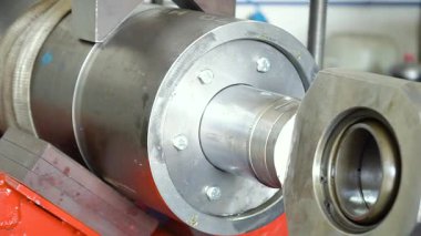 üretilen hidrolik silindirler, adım adım, metal üretimi, silindir montajı, yüksek basınçlı sanayi fabrikası iş akışı, kalite kontrolü, ağır makineler, çelik hidrolik sistemleri