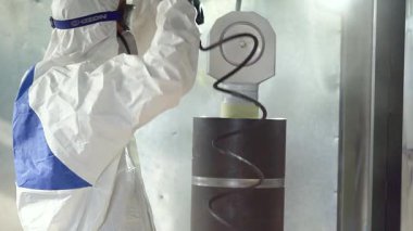 üretilen hidrolik silindirler, adım adım, metal üretimi, silindir montajı, yüksek basınçlı sanayi fabrikası iş akışı, kalite kontrolü, ağır makineler, çelik hidrolik sistemleri