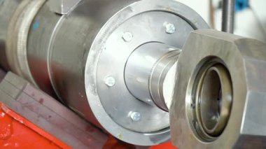 üretilen hidrolik silindirler, adım adım, metal üretimi, silindir montajı, yüksek basınçlı sanayi fabrikası iş akışı, kalite kontrolü, ağır makineler, çelik hidrolik sistemleri