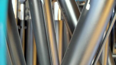 üretilen hidrolik silindirler, adım adım, metal üretimi, silindir montajı, yüksek basınçlı sanayi fabrikası iş akışı, kalite kontrolü, ağır makineler, çelik hidrolik sistemleri