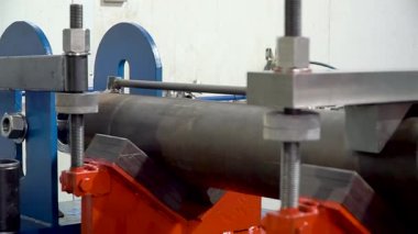 üretilen hidrolik silindirler, adım adım, metal üretimi, silindir montajı, yüksek basınçlı sanayi fabrikası iş akışı, kalite kontrolü, ağır makineler, çelik hidrolik sistemleri