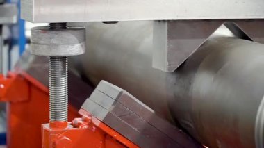 üretilen hidrolik silindirler, adım adım, metal üretimi, silindir montajı, yüksek basınçlı sanayi fabrikası iş akışı, kalite kontrolü, ağır makineler, çelik hidrolik sistemleri