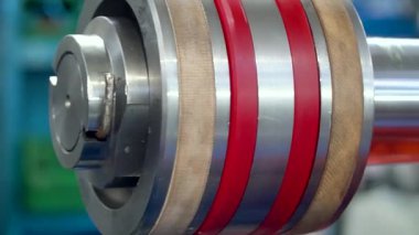 üretilen hidrolik silindirler, adım adım, metal üretimi, silindir montajı, yüksek basınçlı sanayi fabrikası iş akışı, kalite kontrolü, ağır makineler, çelik hidrolik sistemleri