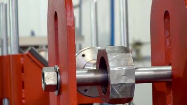 üretilen hidrolik silindirler, adım adım, metal üretimi, silindir montajı, yüksek basınçlı sanayi fabrikası iş akışı, kalite kontrolü, ağır makineler, çelik hidrolik sistemleri