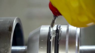 üretilen hidrolik silindirler, adım adım, metal üretimi, silindir montajı, yüksek basınçlı sanayi fabrikası iş akışı, kalite kontrolü, ağır makineler, çelik hidrolik sistemleri