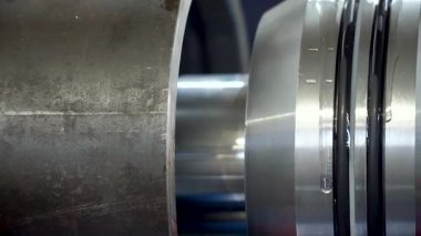 üretilen hidrolik silindirler, adım adım, metal üretimi, silindir montajı, yüksek basınçlı sanayi fabrikası iş akışı, kalite kontrolü, ağır makineler, çelik hidrolik sistemleri