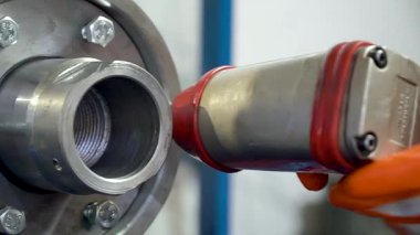 üretilen hidrolik silindirler, adım adım, metal üretimi, silindir montajı, yüksek basınçlı sanayi fabrikası iş akışı, kalite kontrolü, ağır makineler, çelik hidrolik sistemleri