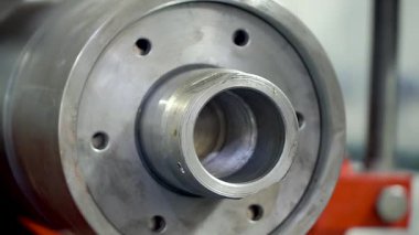 üretilen hidrolik silindirler, adım adım, metal üretimi, silindir montajı, yüksek basınçlı sanayi fabrikası iş akışı, kalite kontrolü, ağır makineler, çelik hidrolik sistemleri